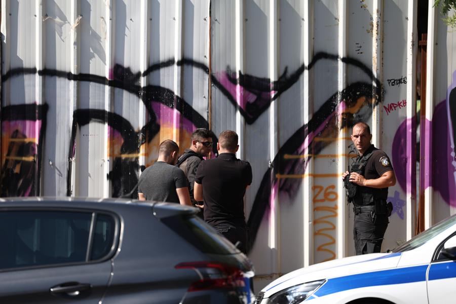 Θρίλερ στην Κυψέλη: Η σορός βρέθηκε τυλιγμένη σε θήκη ρούχων – Άγνωστη παραμένει η ταυτότητά της