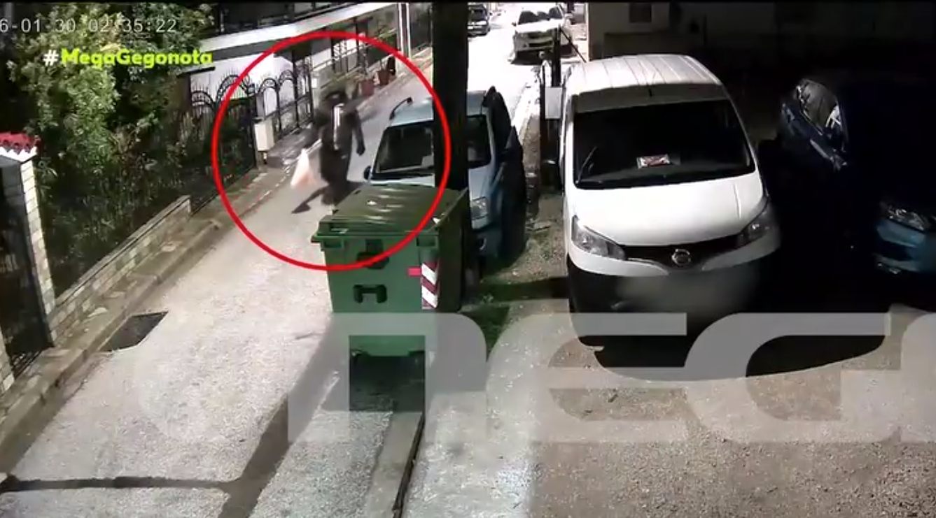Το εταιρικό όχημα της διαφημίστριας τη στιγμή που φλέγεται, σε μια υπόθεση εμπρησμού που συγκλονίζει τη Λάρισα.