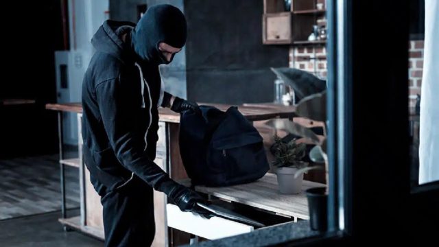 Βρεθήκατε αντιμέτωποι με ληστή μέσα στο σπίτι σας; Γιατί δεν πρέπει να του επιτεθείτε – Τι προβλέπει ο νόμος για τη νόμιμη άμυνα