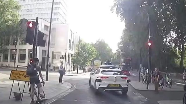 Απίστευτο περιστατικό στη Βρετανία: Ρομποτικό όχημα της Waymo παραβιάζει κόκκινο φανάρι (Video)