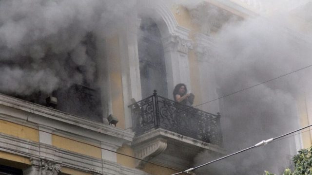 Marfin: Συνελήφθη στη Βρετανία η 46χρονη που κατηγορείται για τον φονικό εμπρησμό