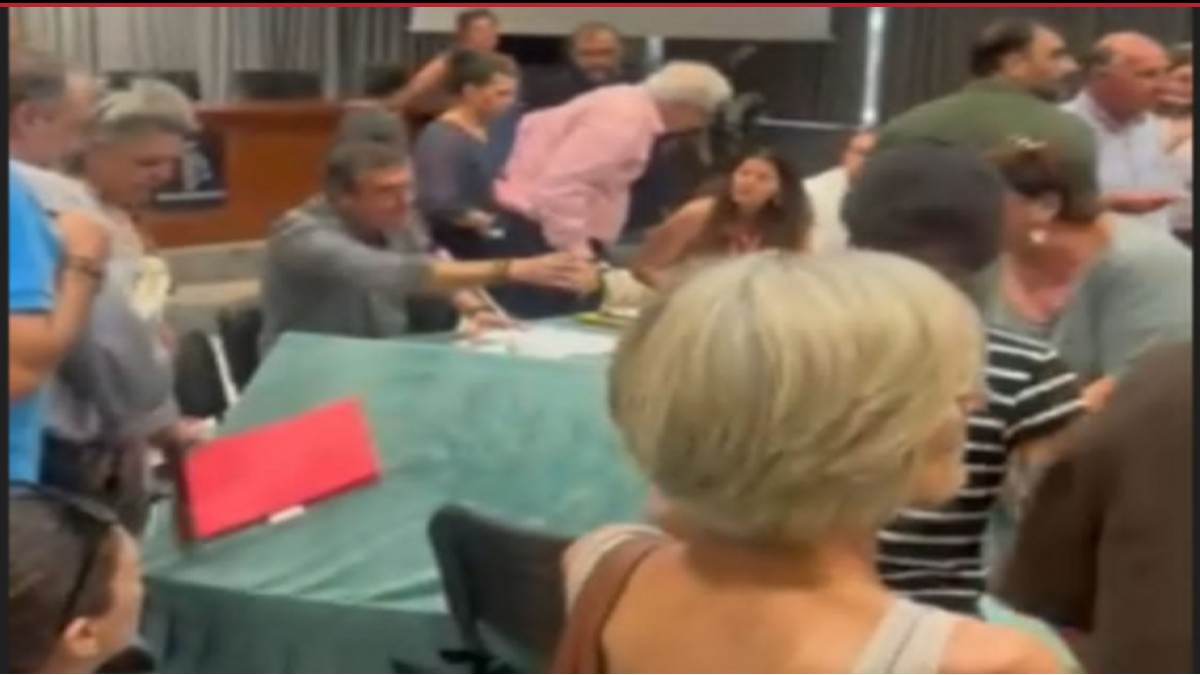 Χαμός στο Δημαρχείο Αμαρουσίου: Ένταση, φωνές και αντιδράσεις για τις 25 απολύσεις σχολικών καθαριστριών