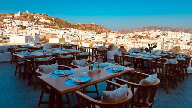 Ένα τραπέζι στο Μελτέμι View & Taste αρκεί για να αγαπήσεις ακόμη περισσότερο την Κίμωλο!