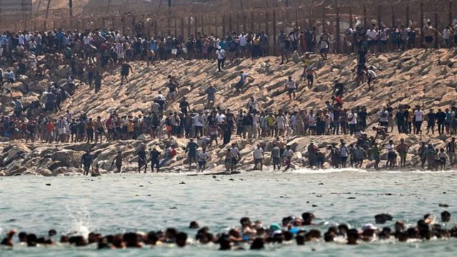 Θέουτα: Πώς 20.000 μετανάστες πέρασαν κολυμπώντας στην Ισπανία – Κάτοικοι κλειδώθηκαν στα σπίτια τους και κατέβασαν ρολά