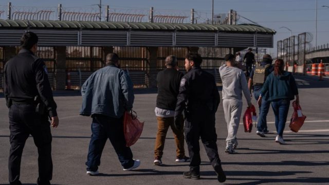 Τα πάνω – κάτω φέρνει ο Τραμπ στο μεταναστευτικό: Το νέο σχέδιο που φέρνει σαρωτικές αλλαγές στις αιτήσεις ασύλου