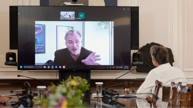 Τηλεδιάσκεψη Κυριάκου Μητσοτάκη με τον Κρίστοφερ Νόλαν με αφορμή τον θρίαμβο της ταινίας «Οδύσσεια»