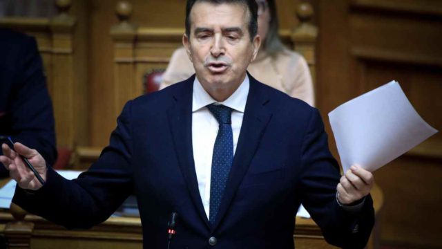 Όταν ο Χρυσοχοΐδης είχε ψηφίσει το Μνημόνια χωρίς να το έχει διαβάσει γιατί είχε… υποχρεώσεις! Τώρα είναι Υπουργός Δικαιοσύνης