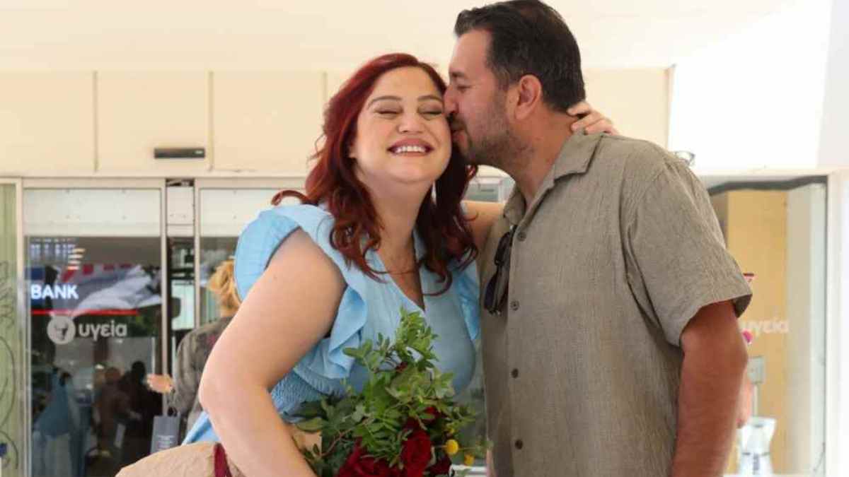 Μπάγια Αντωνοπούλου: Χαμογελαστή στο εξιτήριο από το μαιευτήριο με τον Νίκο Κώτση και το μωρό τους