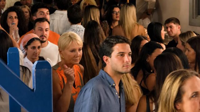 Στα λευκά σοκάκια της Μυκόνου η Νατάσα Παζαΐτη με τον 23χρονο γιο της, Αλέξανδρο Καραμανλή