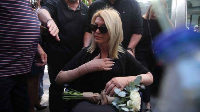 Ράγισε καρδιές η Αφροδίτη Νέστορα: Έφτασε με ασθενοφόρο στην κηδεία της μητέρας της – Η κίνηση που συγκίνησε