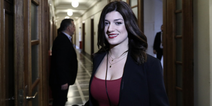 Ραγδαίες εξελίξεις και ισχυροί τριγμοί στον ΣΥΡΙΖΑ μετά την ξαφνική παραίτηση της Κατερίνας Νοτοπούλου από το βουλευτικό της αξίωμα.