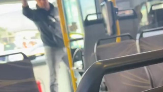 Οδηγός ανακοινώνει πως χάλασε το λεωφορείο μετά από τσακωμό με επιβάτη: «Να πάρετε το επόμενο»