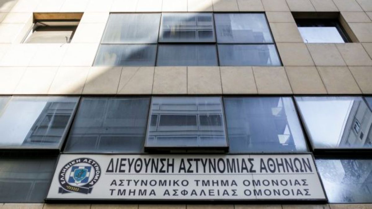 «Δεν αποδείχθηκε ότι δεν υπήρχε συναίνεση»: Ο εισαγγελέας ζητά απαλλαγή των αστυνομικών για την σεξουαλική κακοποίηση 19χρονης στο ΑΤ Ομονοίας