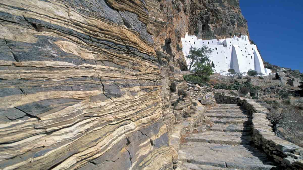 Στα ίχνη της πίστης και της πέτρας: Η Μονή Χοζοβιώτισσας της Αμοργού