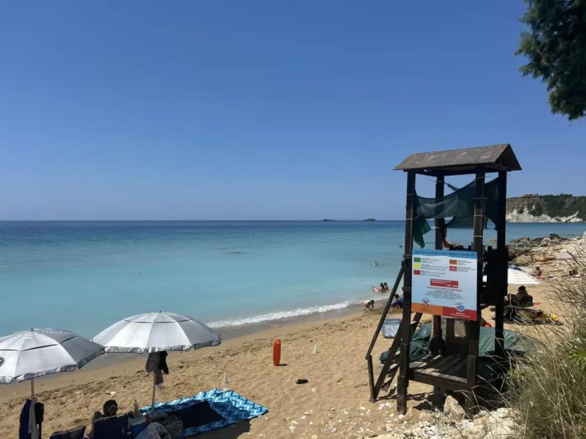 Ηρωίδα στην Άβυθο: Ναυαγοσώστρια έβγαλε από τη θάλασσα επτά λουόμενους μέσα σε λίγες ώρες