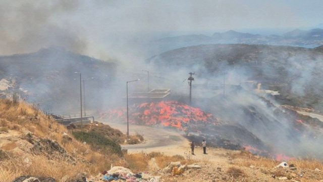 Φωτιά στην Πάρο: Πώς μια εστία μέσα στα απορρίμματα οδήγησε στην καταστροφή – 4 συλλήψεις, ανάμεσά τους ο δήμαρχος