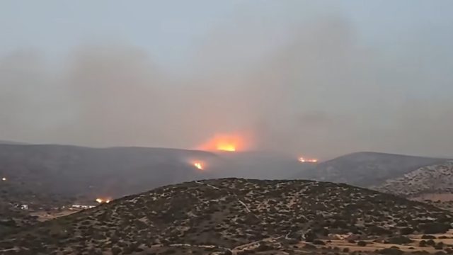 Συγκλονιστικό βίντεο: Πως φαίνεται η μεγάλη φωτιά στην Πάρο από την Σύρο! 