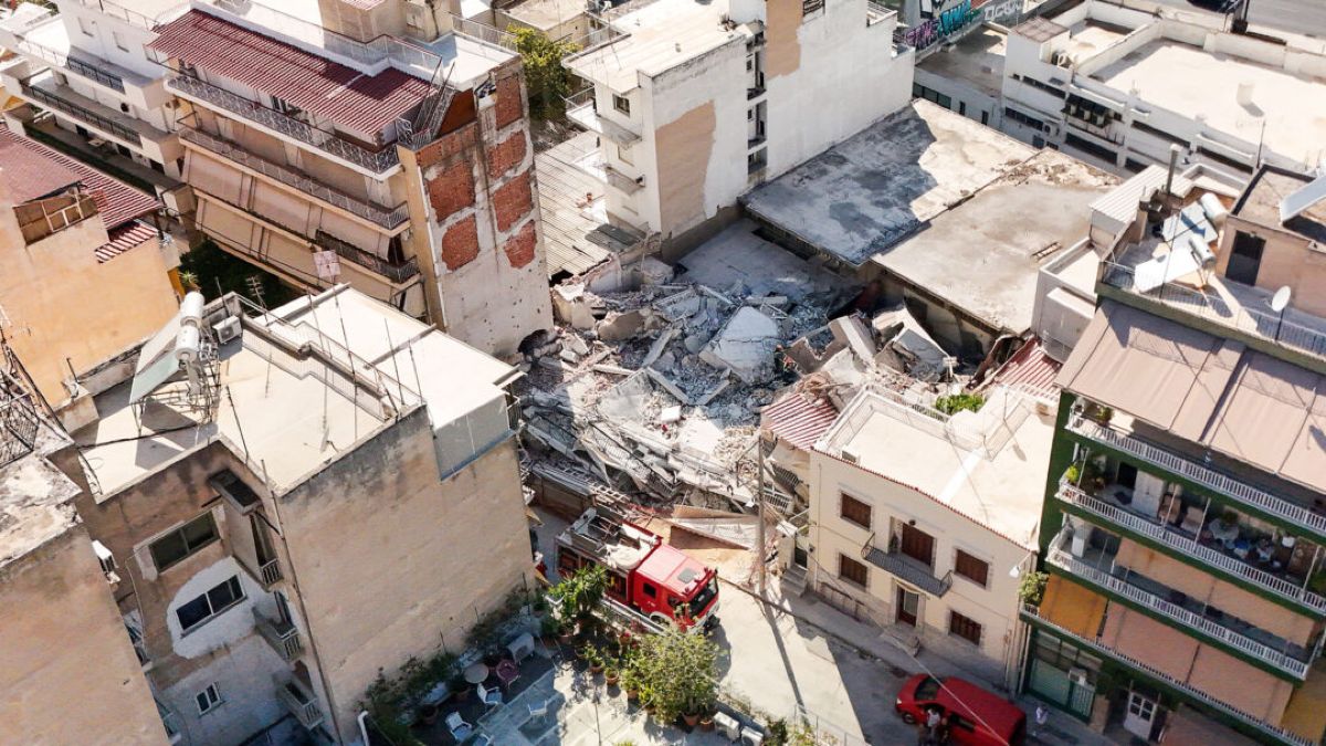 Πετράλωνα: Οκτώ ημέρες μετά την κατάρρευση, τα συντρίμμια παραμένουν στο σημείο – Τα μπάζα εμποδίζουν τις έρευνες