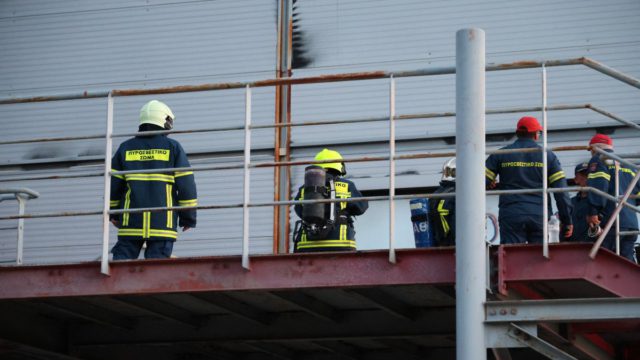 Πάρκο Γουδή: Στάχτη το παλιό Θέατρο Μπάντμιντον, κατέρρευσε η οροφή – Υπό έλεγχο η φωτιά