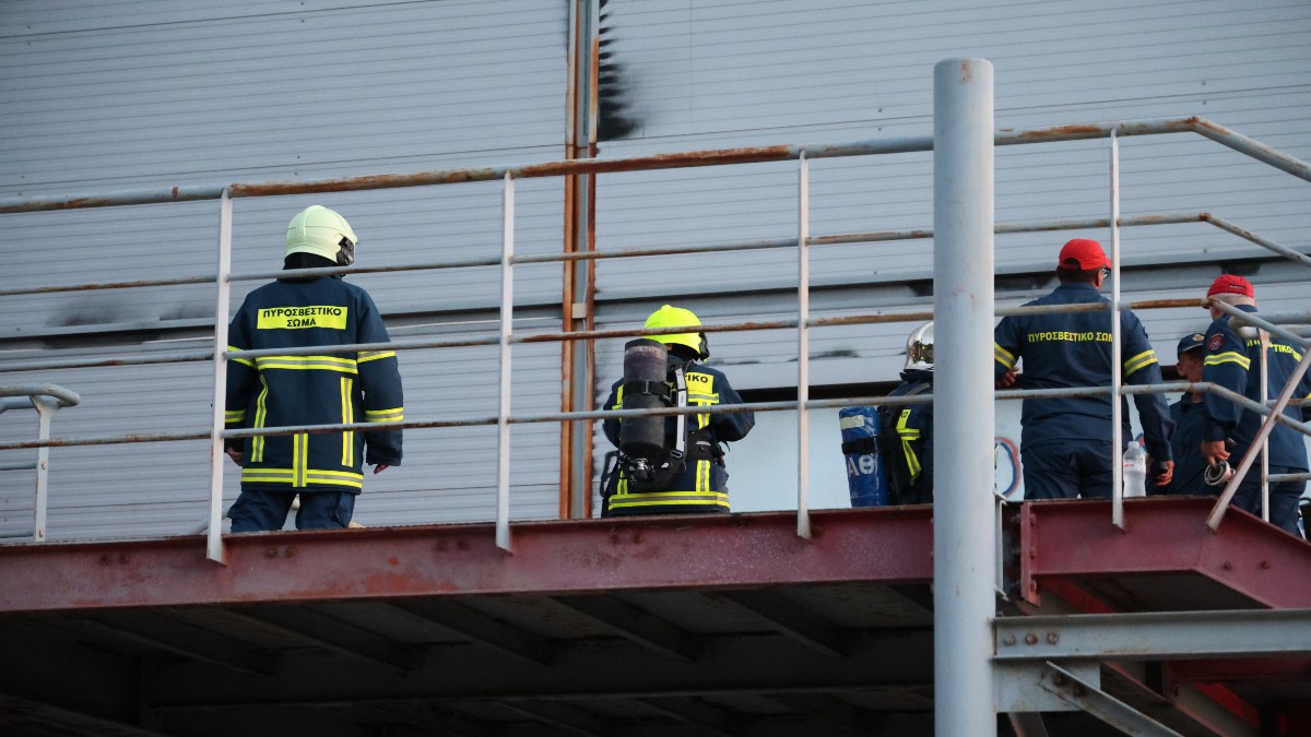 Πάρκο Γουδή: Στάχτη το παλιό Θέατρο Μπάντμιντον, κατέρρευσε η οροφή – Υπό έλεγχο η φωτιά