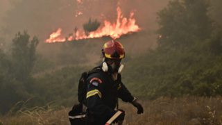 Συλλήψεις σε τέσσερα άτομα για τρεις πυρκαγιές από αμέλεια