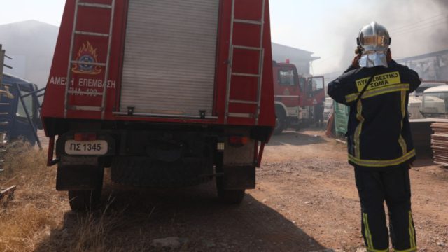 Συναγερμός στον Τύρναβο για φωτιά – Τέσσερα εναέρια μέσα στη μάχη με τις φλόγες