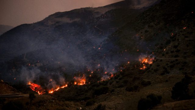 Πύρινη κόλαση σε Ρέθυμνο, Σητεία και Πλωμάρι: Οι φλόγες σαρώνουν τα πάντα – Θρήνος για τους τρεις πυροσβέστες