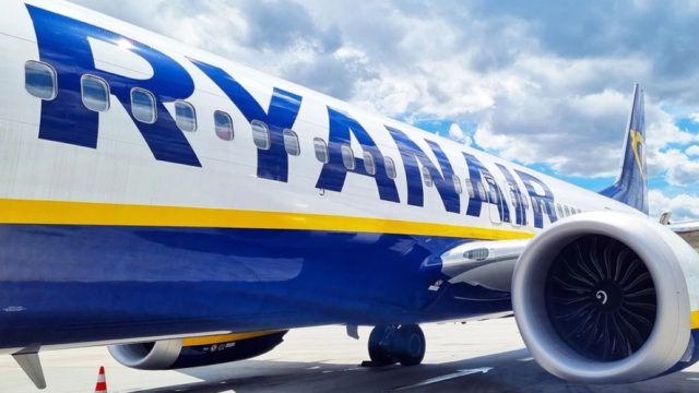 Ryanair: Ξένο αντικείμενο προκάλεσε το πρόβλημα με το παράθυρο του αεροσκάφους, λέει ο CEO