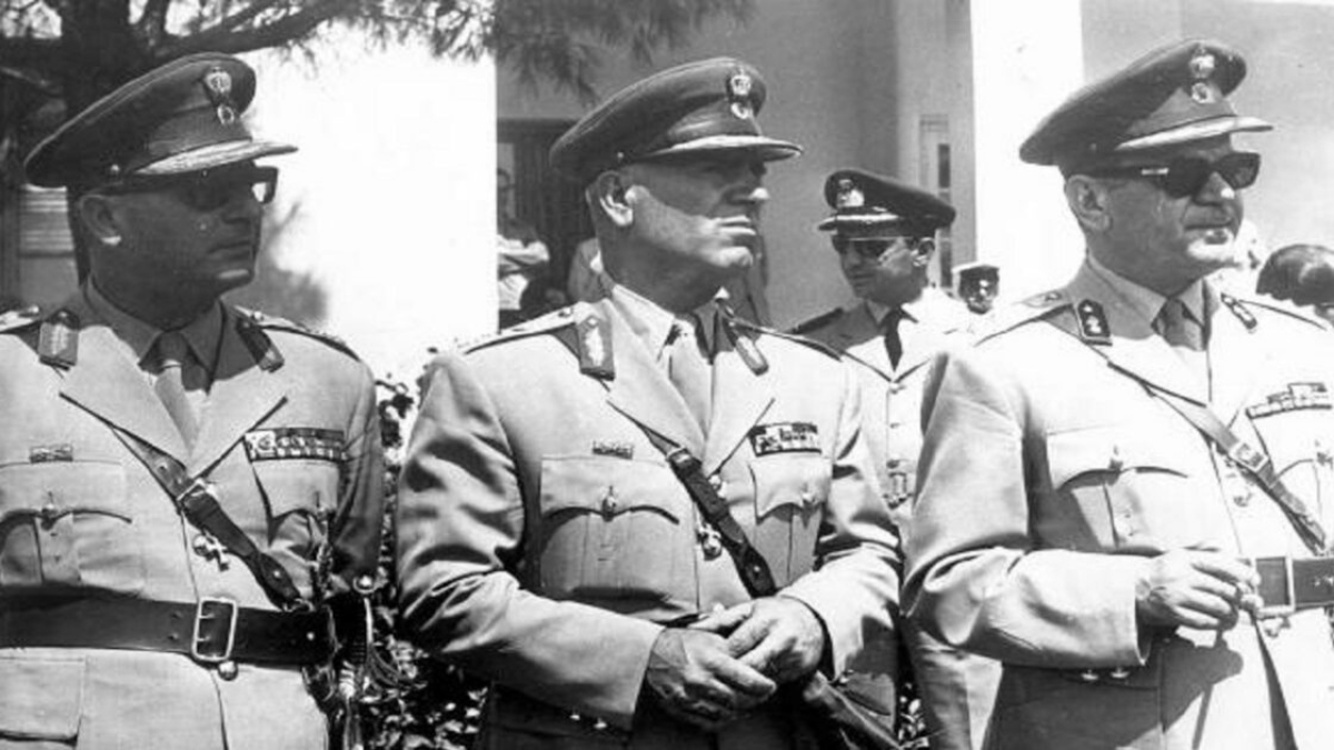 Σαν σήμερα το 1974: Η πτώση της Χούντας, η επιστροφή Καραμανλή και η τραγωδία της Κύπρου