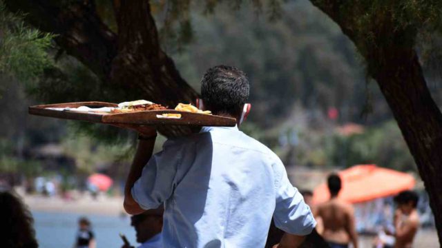 Χαμός με αγγελία στη Νάξο: Ζητούν σερβιτόρο με προσόντα… CEO πολυεθνικής και NASA! (Βίντεο)