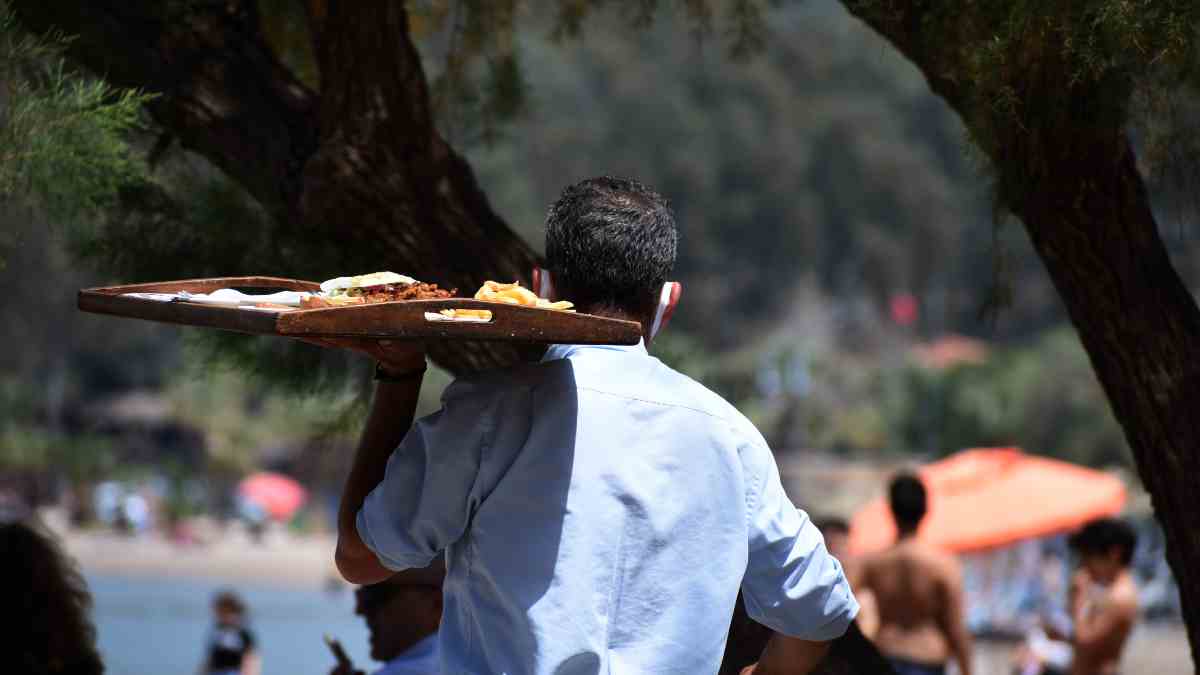 Χαμός με αγγελία στη Νάξο: Ζητούν σερβιτόρο με προσόντα… CEO πολυεθνικής και NASA! (Βίντεο)
