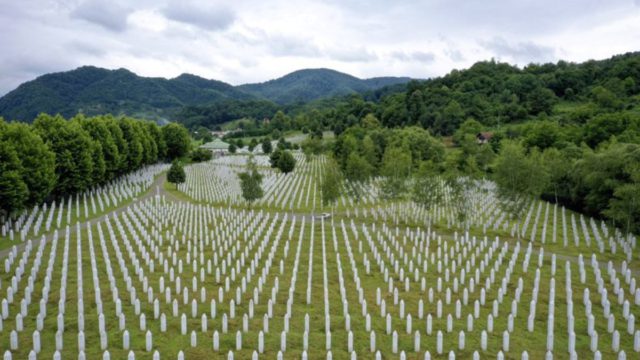 Σαν σήμερα, 11 Ιουλίου 1995: Η μαύρη επέτειος της Σρεμπρένιτσα – Η μεγαλύτερη σφαγή στην Ευρώπη μετά τον Β’ Παγκόσμιο Πόλεμο