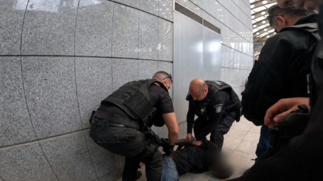 Συναγερμός στο μετρό: Συνελήφθη άνδρας που μπήκε στις γραμμές και φώναζε «Αλλάχ Άκμπαρ»