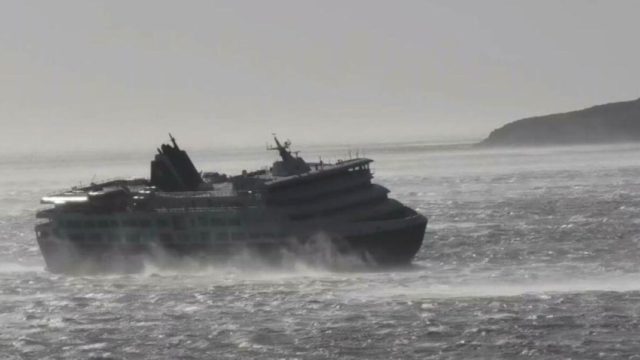Συγκλονιστική μάχη με τα κύματα για το Τήνος SuperFerry