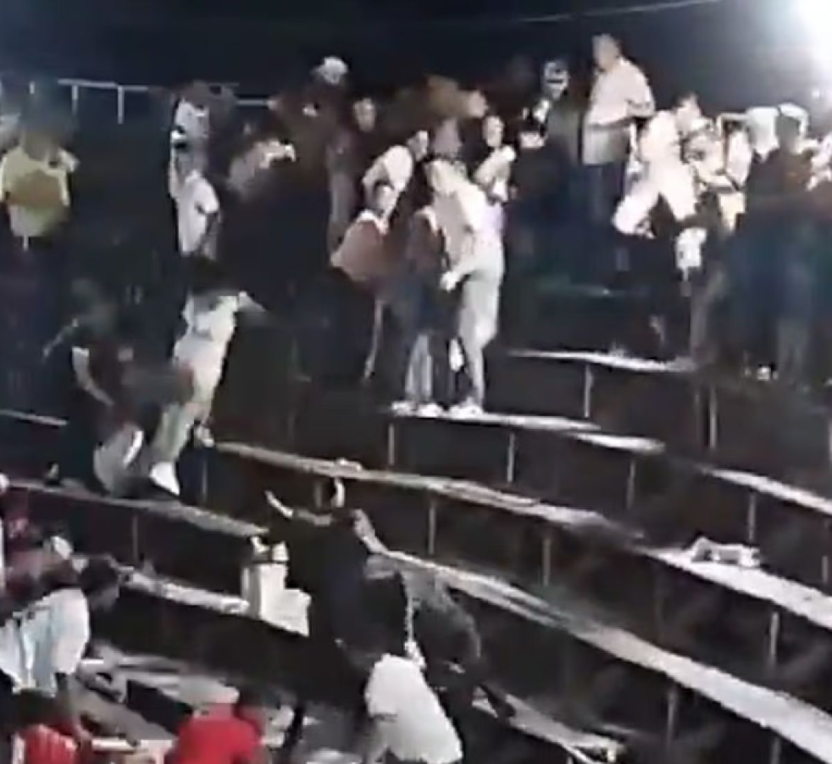 Βίντεο-σοκ από την Κολομβία: Ταύρος ποδοπατά γυναίκα και σκορπά πανικό