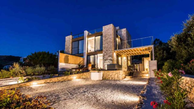 Terra Petra Villa: Η beachfront βίλα στη Ζάκυνθο όπου το Ιόνιο γίνεται το ιδιωτικό σου καταφύγιο