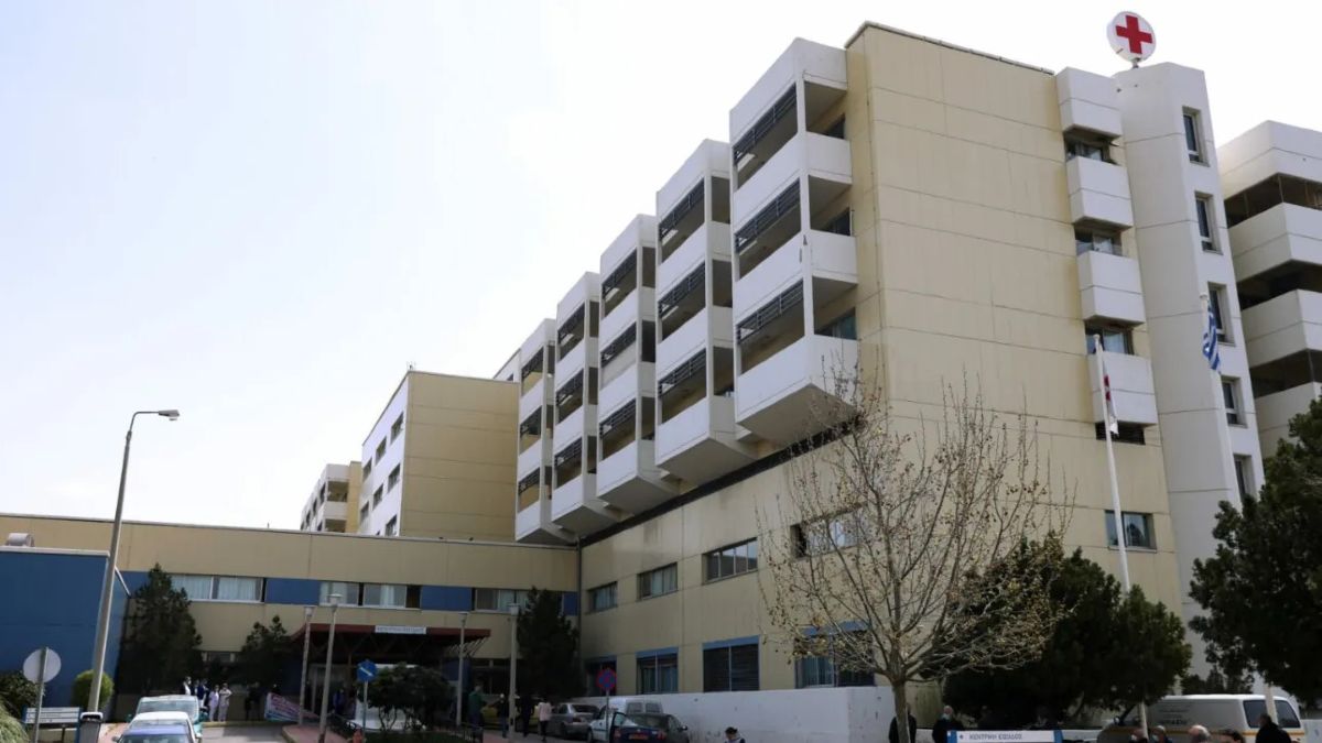 Σκηνές χάους στο Θριάσιο: 50 Ρομά έσπασαν τζάμια και επιτέθηκαν σε γιατρούς επειδή καθυστέρησε αξονική