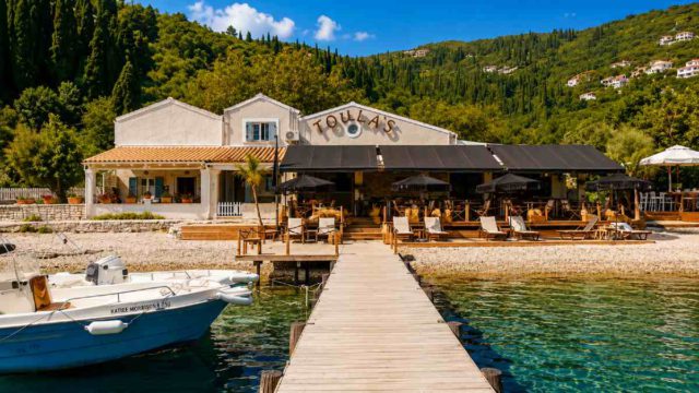Toula’s Seaside: Το βραβευμένο εστιατόριο της Κέρκυρας που μετατρέπει κάθε γεύμα σε εμπειρία