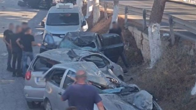 Σοβαρό τροχαίο στο Ηράκλειο: Αυτοκίνητο διέλυσε παρκαρισμένα οχήματα και ανετράπη ( Photo)