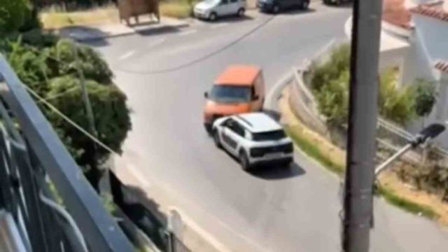 Τρόμος στη Λεωφόρο Αθηνών-Ωρωπού: Αυτοκίνητο κινούνταν ανάποδα και συγκρούστηκε με φορτηγό