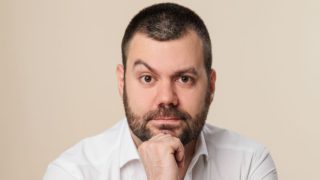 «Μαϊντανός» ή ιδιοφυΐα; Ποιος είναι ο Chris Tsounis που εμφανίζεται σε ΚΑΘΕ scroll στη ροή σου και εξηγεί το πως θα γίνεις πλούσιος