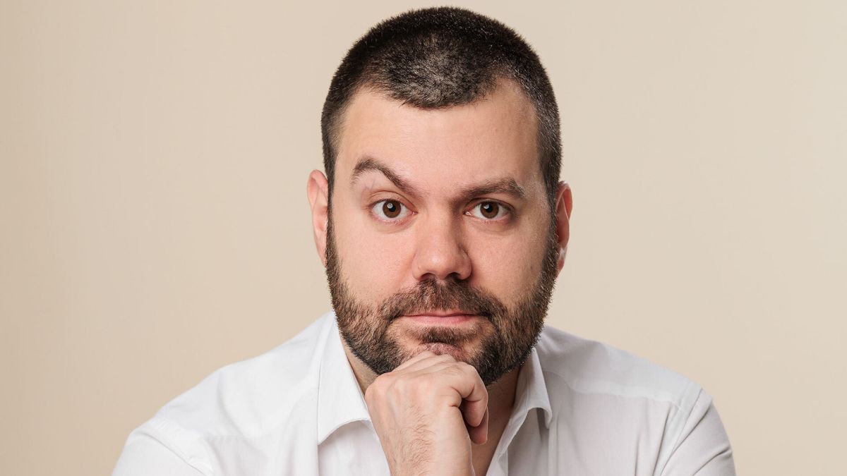 «Μαϊντανός» ή ιδιοφυΐα; Ποιος είναι ο Chris Tsounis που εμφανίζεται σε ΚΑΘΕ scroll στη ροή σου και εξηγεί το πως θα γίνεις πλούσιος