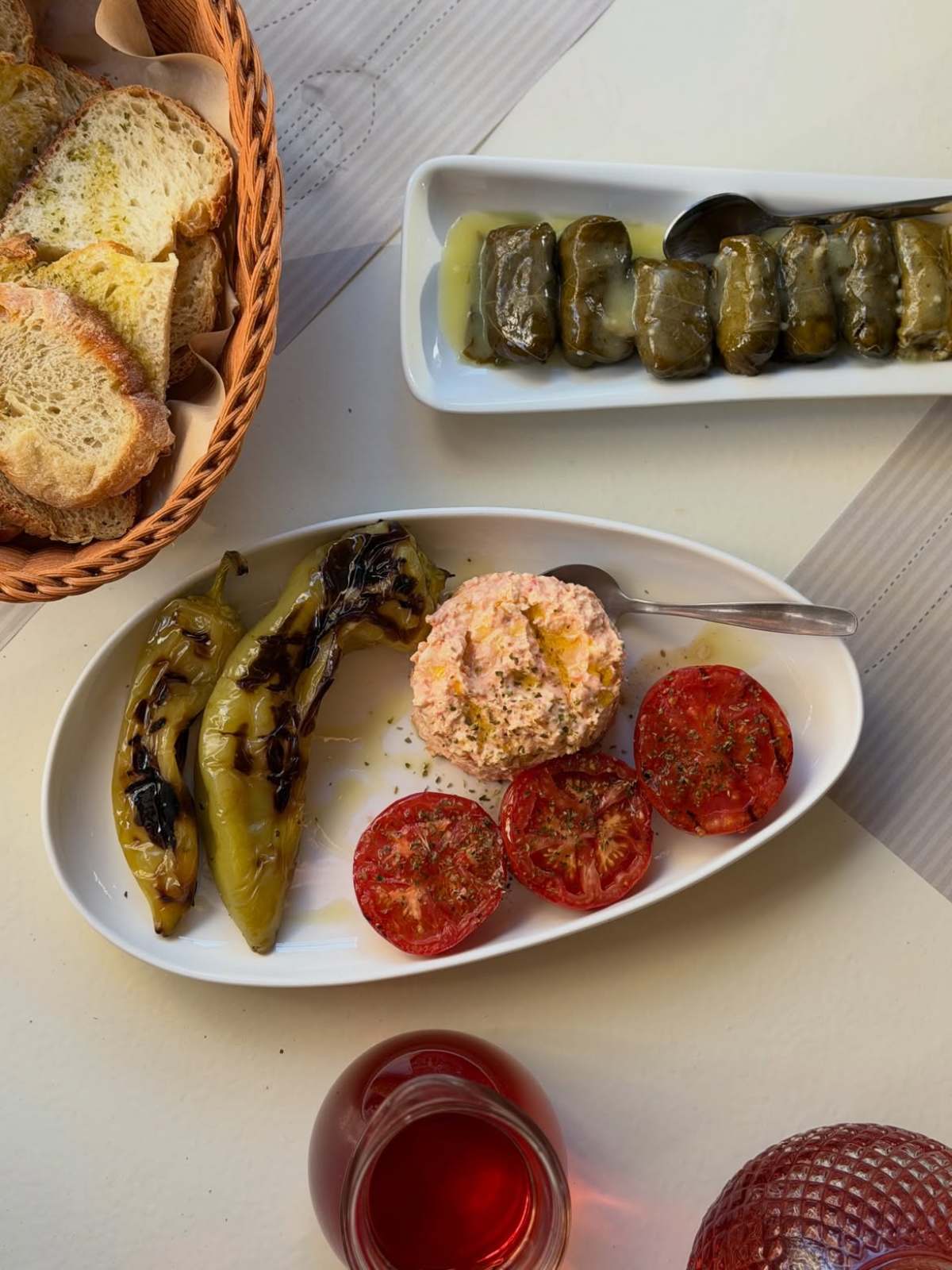 Τυροκαυτερή και ντολμαδάκια (Instagram)