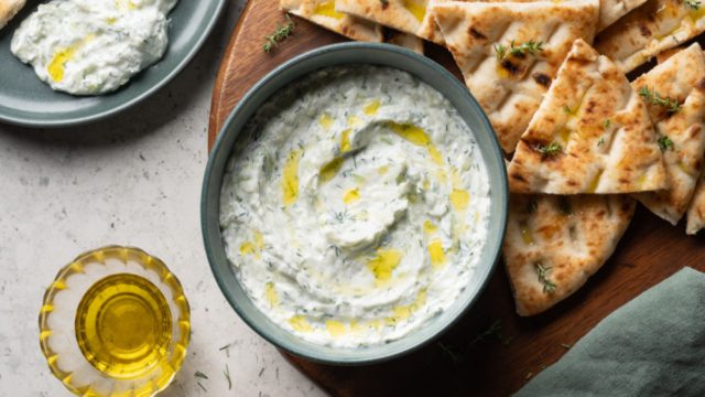 Έλληνας παντρεύτηκε γυναίκα από την Τζαμάικα και εκείνη του μαγειρεύει ελληνικά φαγητά! Τα πετυχαίνει; Ποια η αντίδρασή του;