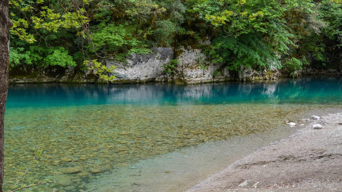 Το τιρκουάζ ποτάμι της Ελλάδας που πρέπει να επισκεφθείς έστω μία φορά