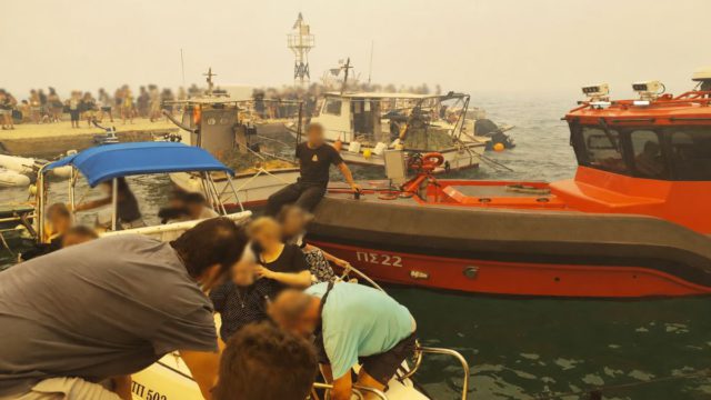 «Θα γίνουμε νέο Μάτι, θα καούμε ζωντανοί»: Κραυγή αγωνίας από τους κατοίκους στην Βοιωτία – Δραματική επιχείρηση απεγκλωβισμού