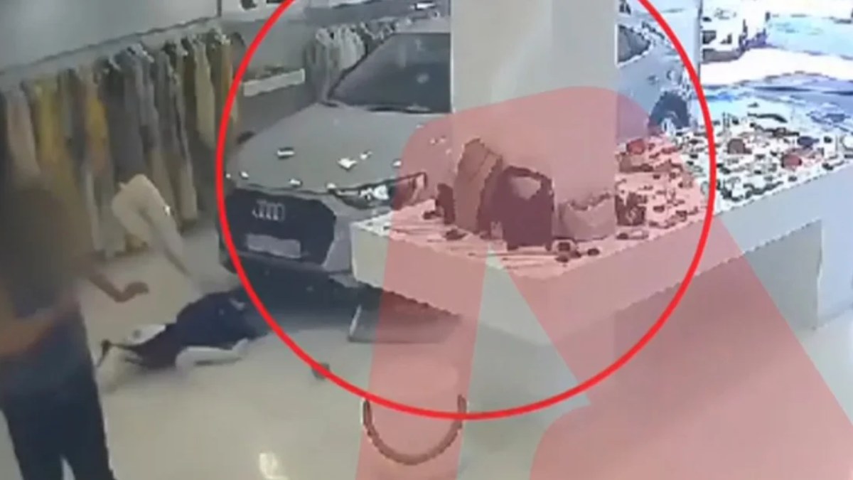 Σοκαριστικό τροχαίο στα Βριλήσσια: SUV διέλυσε τζαμαρία και «εισέβαλε» σε κατάστημα ρούχων