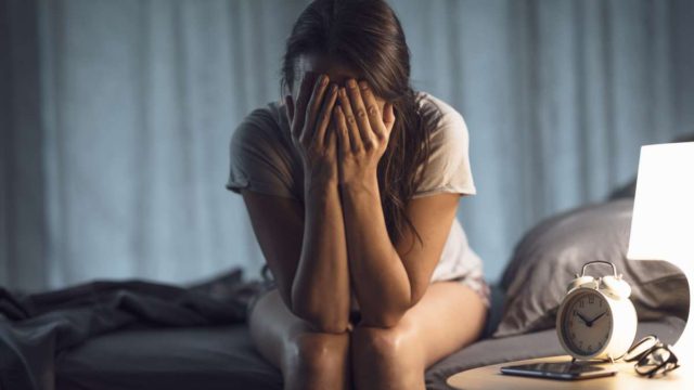 Επαναλαμβάνεται κάθε βράδυ; Γιατί το ξύπνημα στις 3 το πρωί είναι ένα επικίνδυνο σημάδι που δεν πρέπει να αγνοήσεις