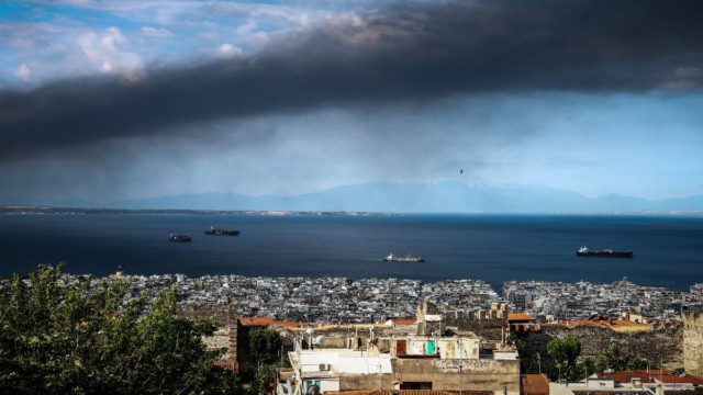 Θεσσαλονίκη: Πυκνός καπνός από τη φωτιά στο Ωραιόκαστρο «σκέπασε» την πόλη – Ανησυχία για την ποιότητα του αέρα