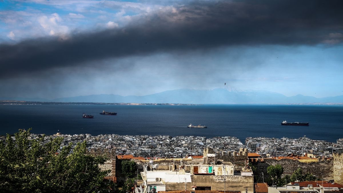 Θεσσαλονίκη: Πυκνός καπνός από τη φωτιά στο Ωραιόκαστρο «σκέπασε» την πόλη – Ανησυχία για την ποιότητα του αέρα